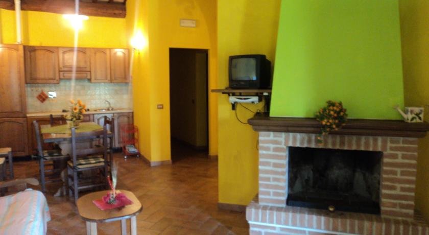 Weekend in agriturismo vicino al lago trasimeno. appartamenti ... Camino con televisore inserito