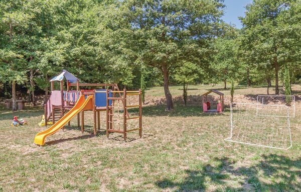 Giochi bambini giardino casa vacanze a San Lupo 