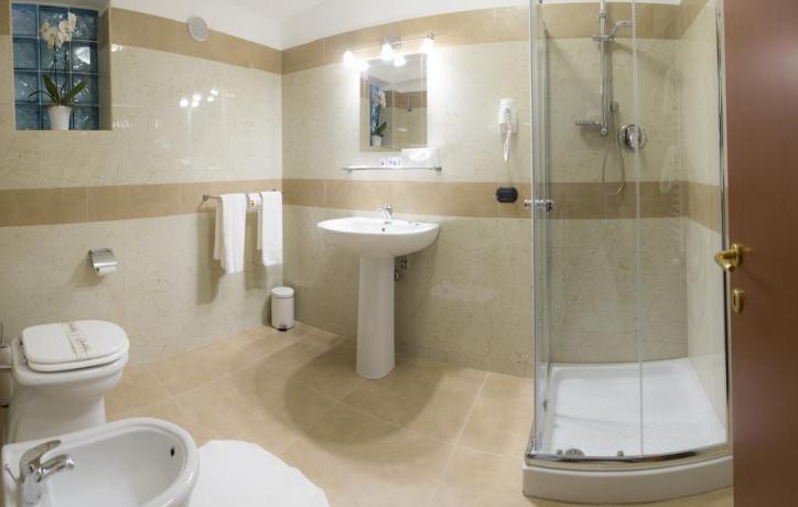 Bagno privato camera box doccia hotel4stelle Battipaglia