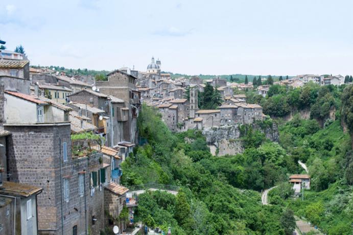 Vista paese di Ronciglione vicino al Lago Vico 