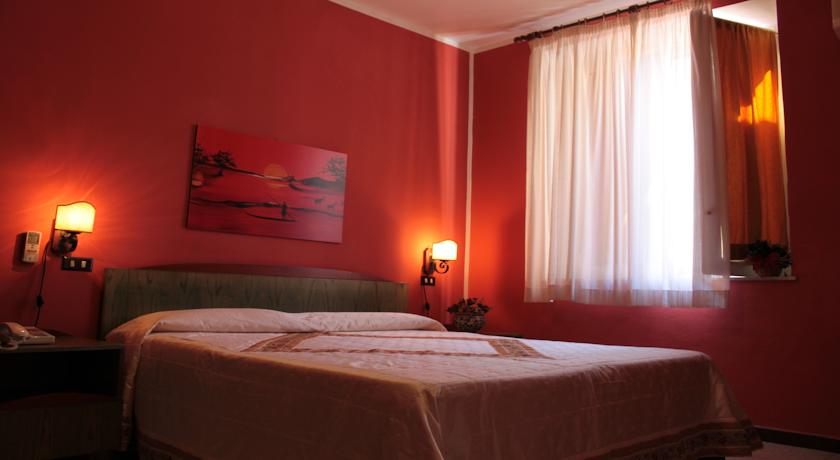 Camera matrimoniale con servizi privati nell'albergo di Palermo