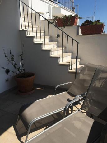 Casa-vacanze con terrazzo arredato lettini tavolo Polignano-a-Mare