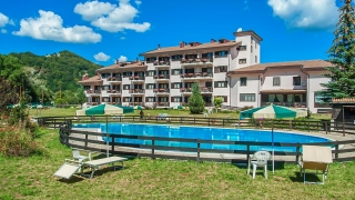 Hotel piscina area attrezzata parco bambini Abruzzo