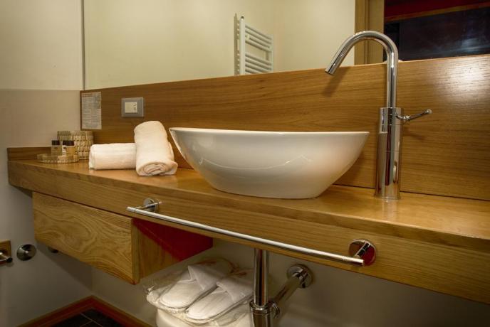 Bagno camera elegante con arredi nuovi