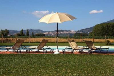 Piscina con Solarium attrezzato 