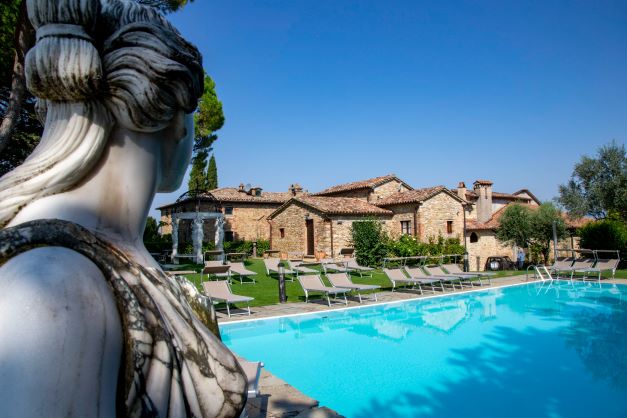Relais con Piscina esterna e coperta in Umbria