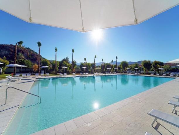 Piscina attrezzata con Lettini e Ombrelloni