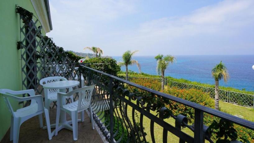 Camera con balcone vista mare 