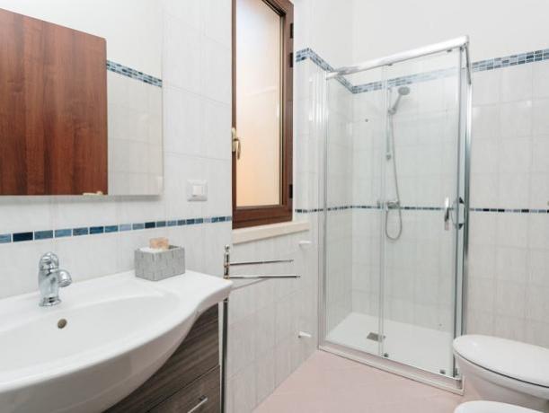 Bagno privato con Doccia e Biancheria