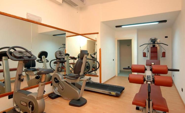 Palestra con attrezzi tecnhnogym 