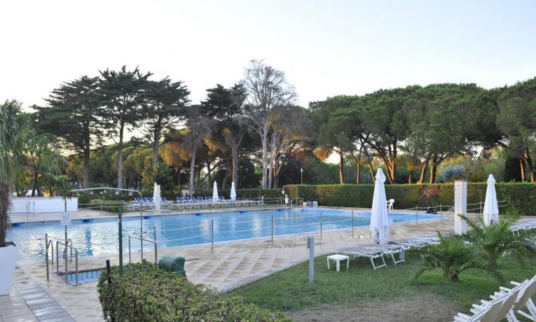 Resort con piscina noleggio ombrelloni e lettini Baia-Domizia