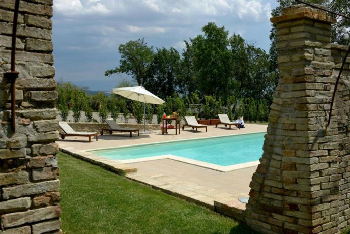 Piscina attrezzata ombrelloni e lettini Villa esclusiva Perugia