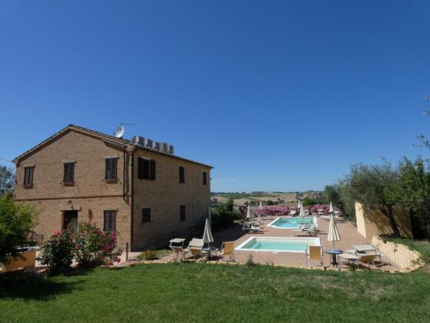 Last Minute Week End in Casolare vicino Macerata con appartamenti vacanze 2/4/6 persone con 2 Piscine e Vasca Idromassaggio con Bonus Vacanze Accettato