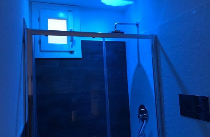 Box doccia con luce led appartamento-vacanze San-Vito-lo-Capo