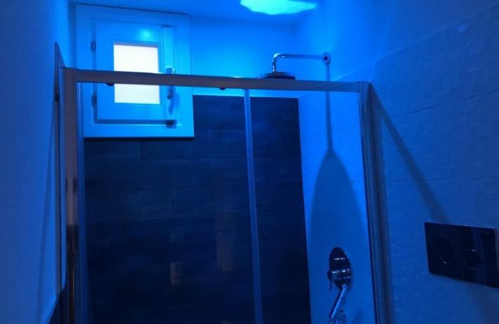 Box doccia con luce led appartamento-vacanze San-Vito-lo-Capo 