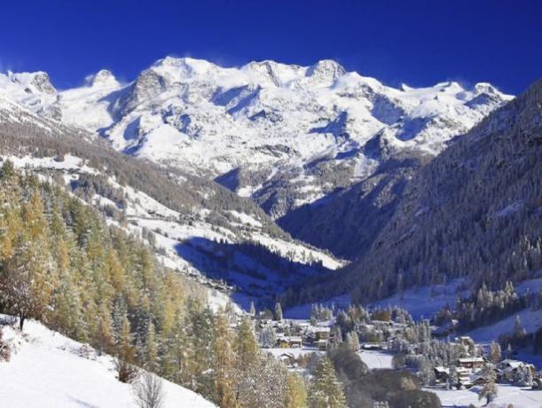 Vista mozzafiato sulle Alpi e Valle d'Aosta 