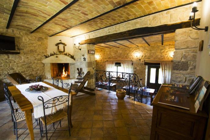 Sala Ristorante con Camino Agriturismo Abbateggio (PE)