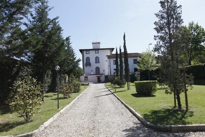 viale ingresso villa in Toscana  