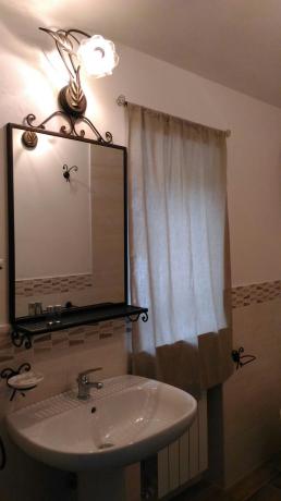 bagno con box doccia casa ad Assisi