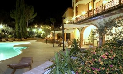 Ristorante a Perugia con tavoli bordo piscina