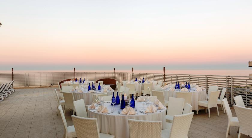 Ristorante a bordo piscina sulla terrazza panoramica 