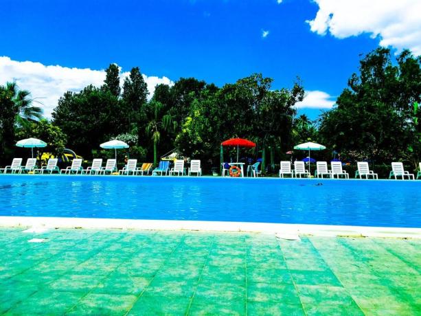 Piscina con lettini-ombrelloni Villaggio turistico Scalea 