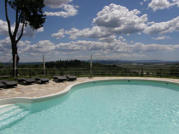 Agriturismo con piscina e vista panoramica