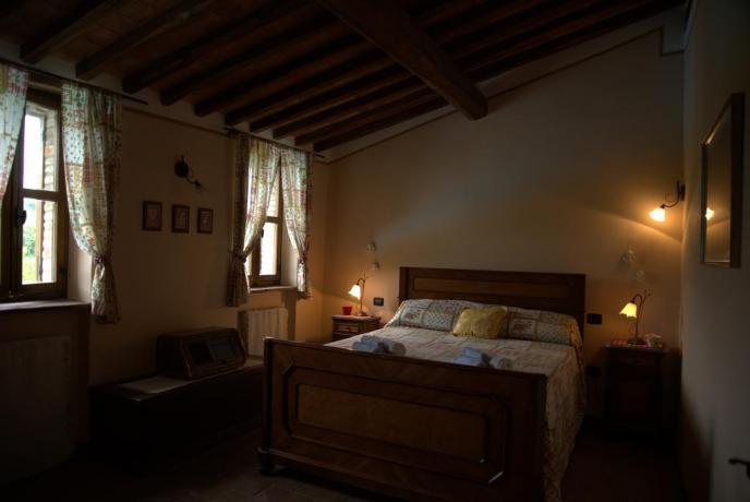 Camera matrimoniale in casale a Todi