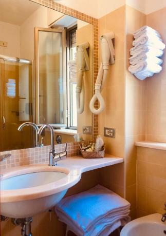 Bagno privato con asciugacapelli e asciugamani