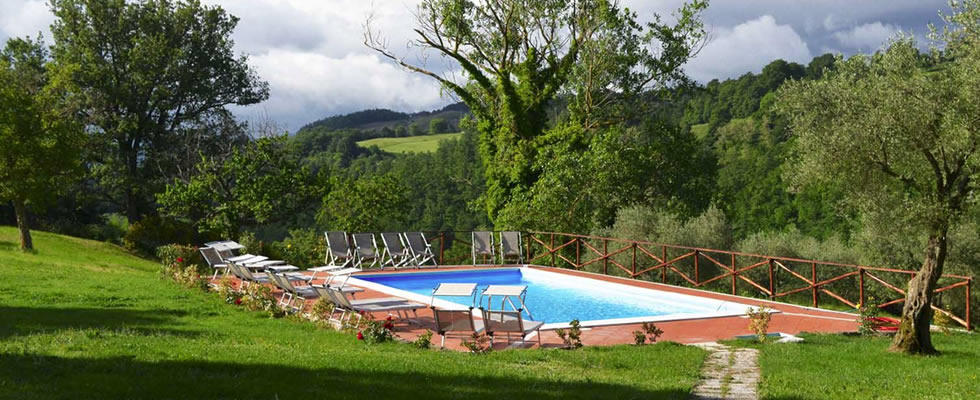 Piscina esterna del castello a gubbio 