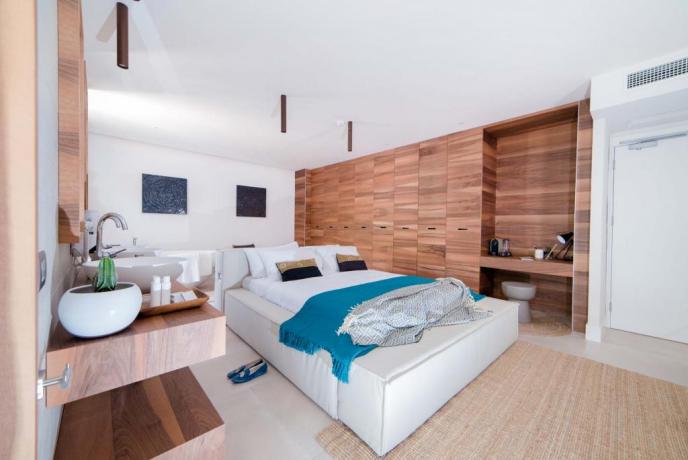 Family suite con vasca idromassaggio hotel4stelle Baia-Domizia
