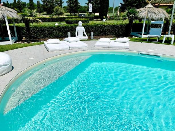 Piscina esterna con solarium in Agriturismo Arezzo 