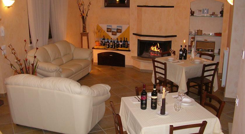 Sala interna con camino