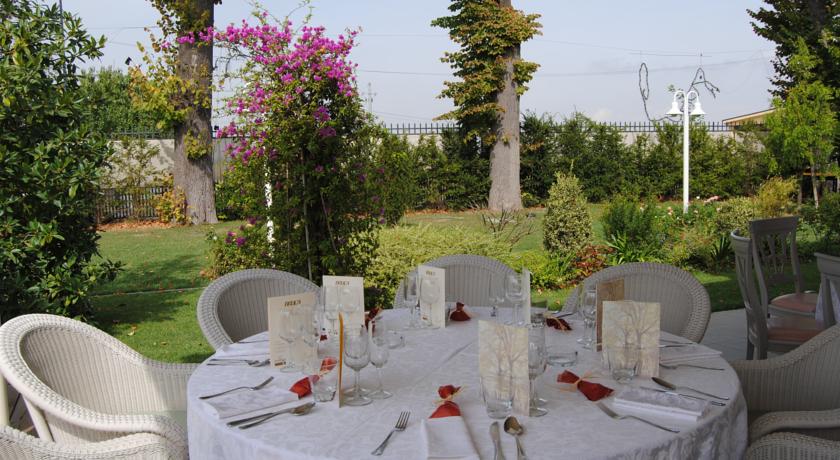 tavola apparecchiata verso il giardino della villa