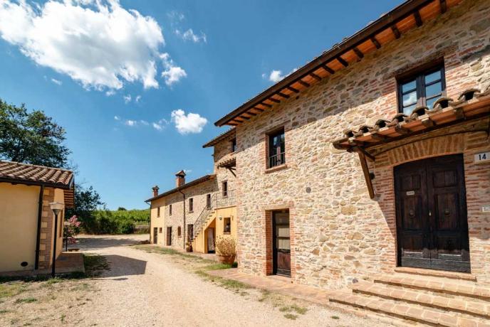 Grande Casolare in Umbria con Porticato-San Venanzo 