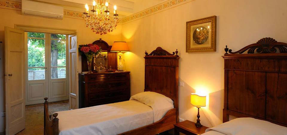 Suite stanza letti singoli finestra con giardino Perugia