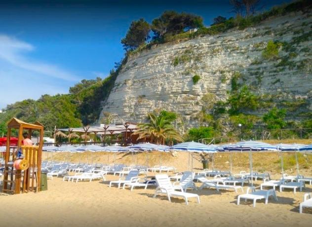 Spiaggia privata con  lettini e ombrelloni rodi-garganico
