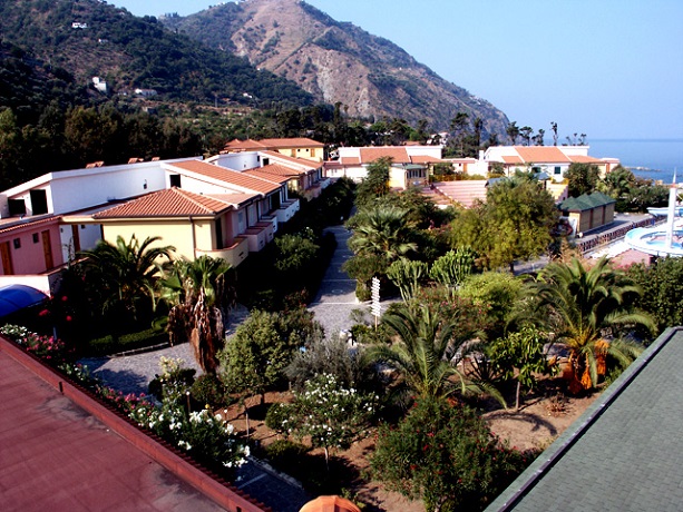 Villaggio immerso in grande giardino botanico