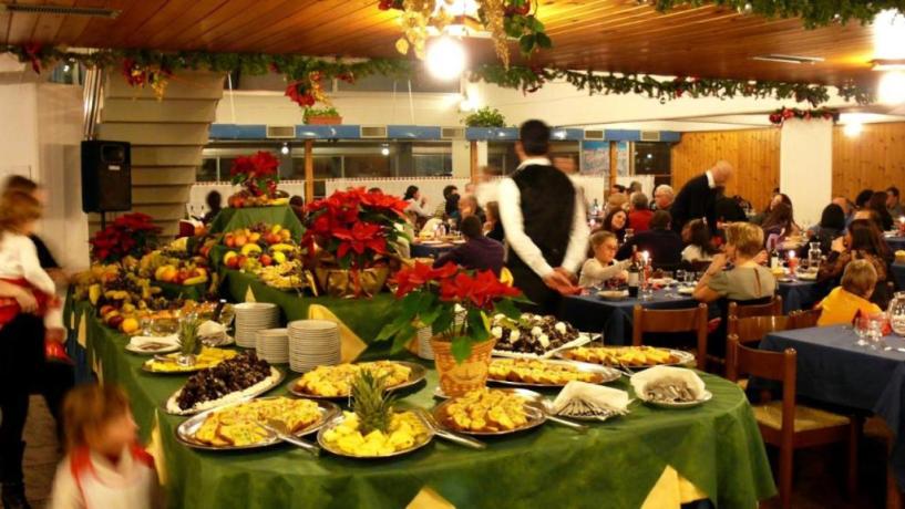 Cena a buffet con prodotti tipici 