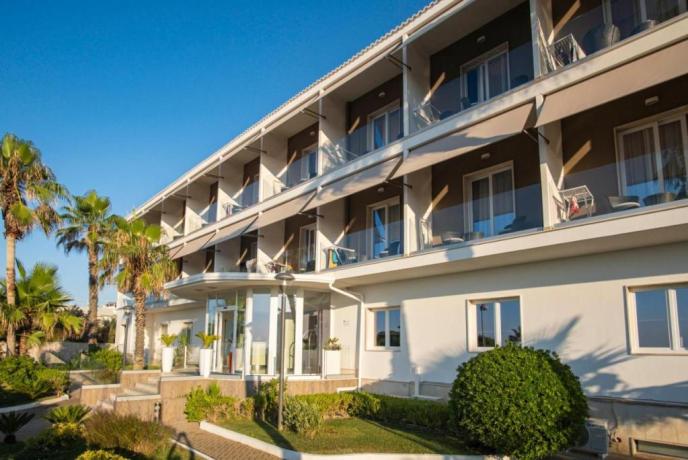 Hotel immerso tra palme e vegetazione