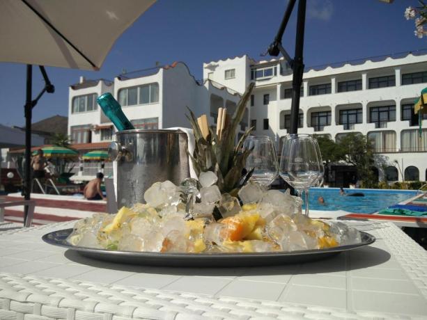 Aperitivo in piscina con servizio al tavolo 