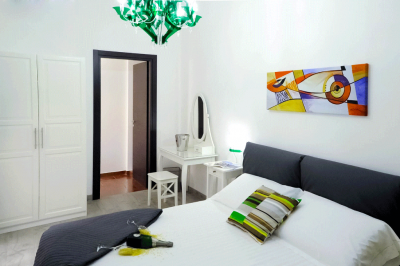 Camera Lux con arredamento contemporaneo