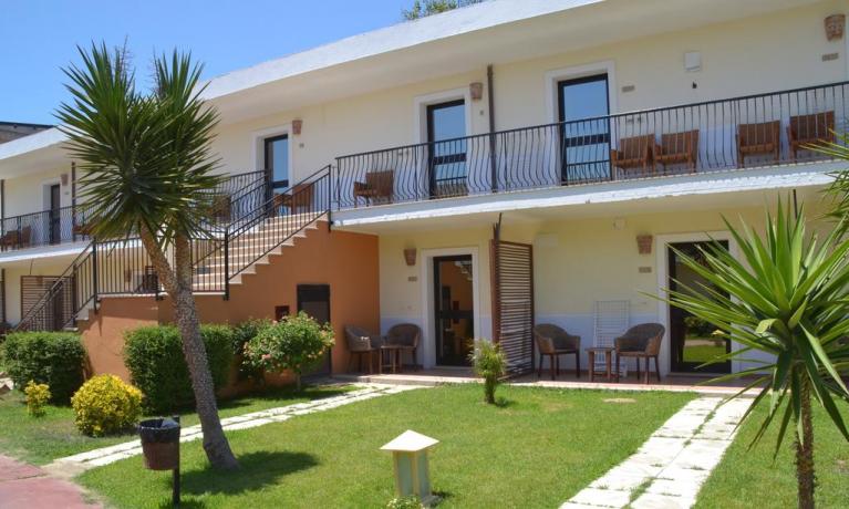 Hotel con camera doppia e giardino privato