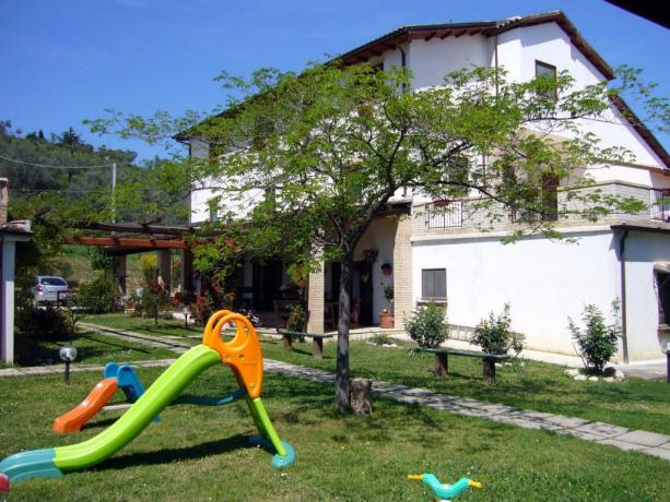 Agriturismo per famiglie Abruzzo parco giochi bambini 