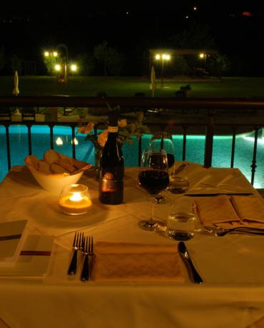 Cena romantica a bordo piscina agriturismo Bettona