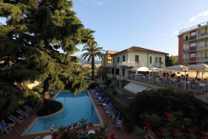 Piscina con solarium Hotel-3-stelle-San-Bartolomeo-a-mare-Imperia