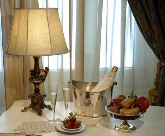 Champagne e frutta in camera