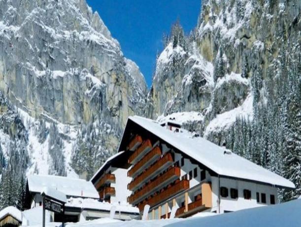 Offerta WEEKEND nella NEVE in Hotel nel Cuore delle Dolomiti a Malga Ciapela con Ristorante e Centro Benessere ideale per Famiglie, Coppie e Gruppi di Amici con Bonus Vacanze Accettato