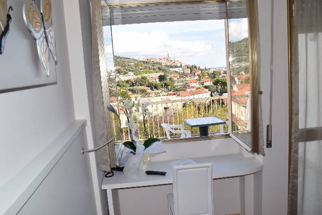 Hotel con balcone vista montagna Imperia