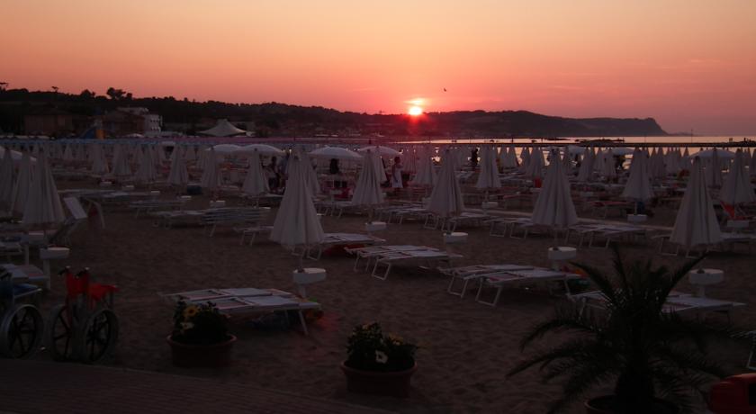 Tramonto sul Mare visto dall'Hotel a Fano 